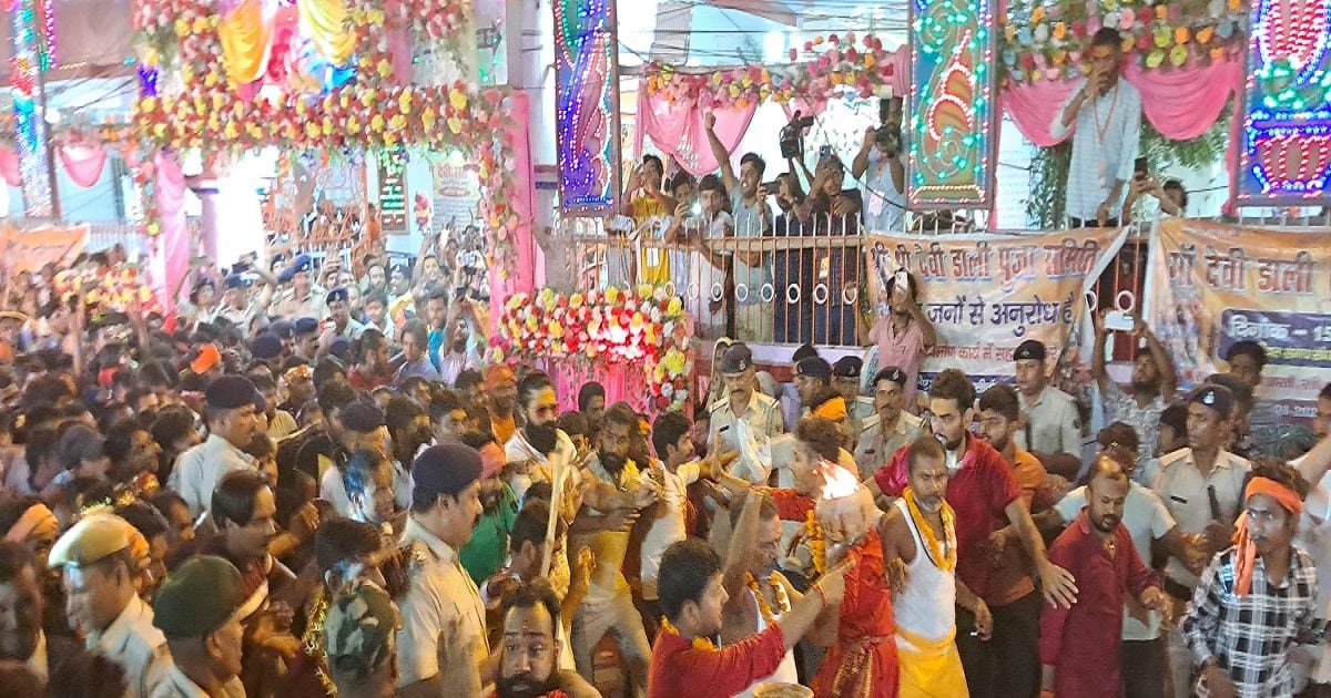 Video: भाला, लाठी और बरछी लेकर सरपट भागते हैं मां काली और माता दुर्गा के भक्त