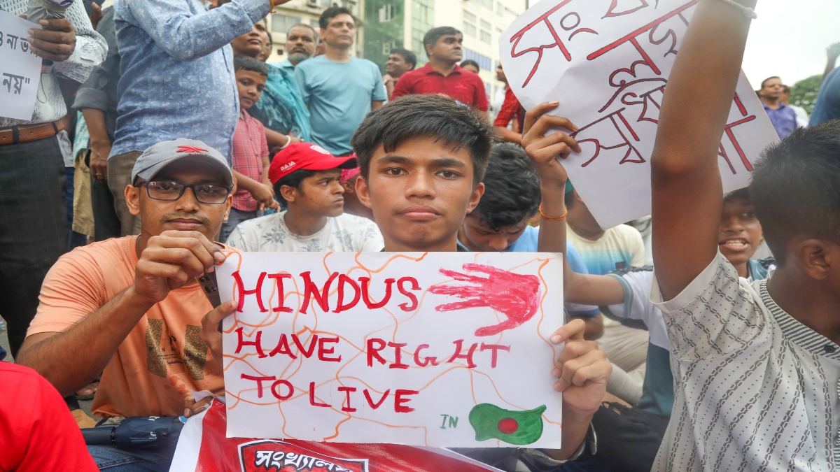 बांग्लादेश: हिंदू समुदाय से आज मुलाकात करेंगे अंतरिम सरकार के मुखिया, सड़कों पर उतरे अल्पसंख्यक