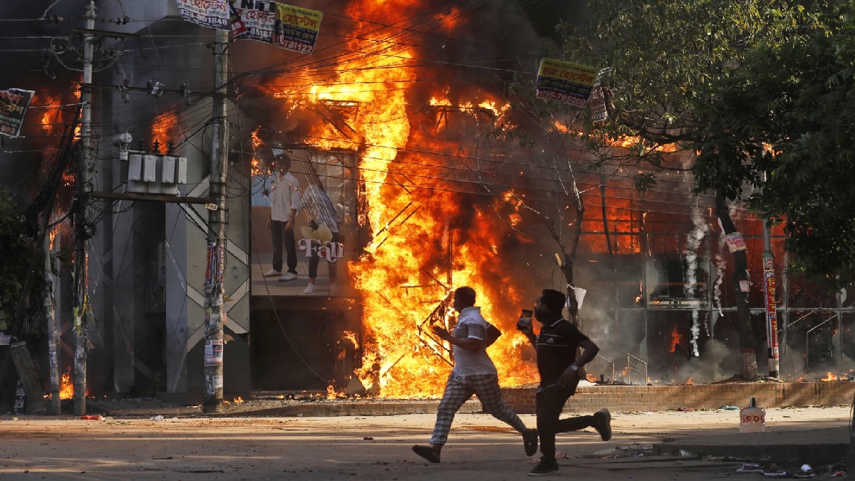 बांग्लादेश में लूटपाट और हिंसा के बीच चरमरा गई व्यवस्था, बंद पड़े हैं ATM; पुलिस सिस्टम खत्म