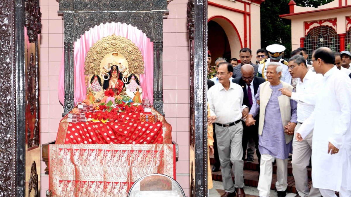 बांग्लादेश में हिंसा के बीच ढाकेश्वरी देवी मंदिर पहुंचे मुहम्मद यूनुस, सामने आई तस्वीर