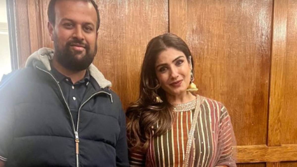 रवीना टंडन ने ढूंढ निकाला वो फैन, जिसके साथ सेल्फी ना लेकर ट्रोल हुई थीं एक्ट्रेस, अब साथ खिंचवाई फोटो
